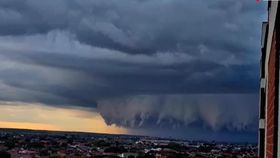 Fenomen straniu surprins pe cerul României! Ce sunt „norii shelf”, filmați în vestul țării